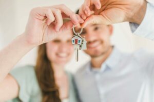 photo couple clés logement